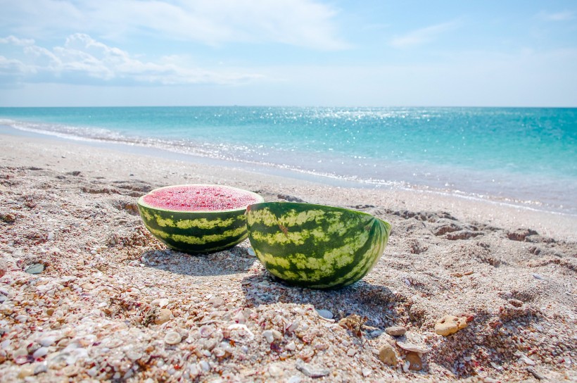 点击大图看下一张：清凉解暑的西瓜图片