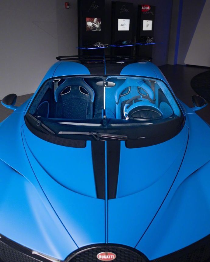 点击大图看下一张：布加迪Bugatti Divo，美到极致的蓝色幽灵