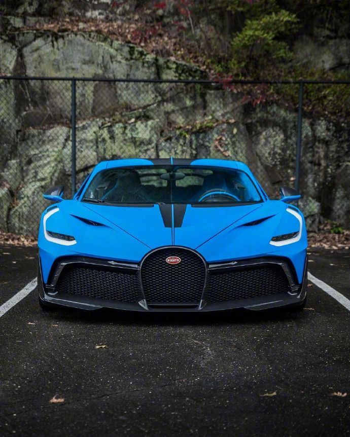 点击大图看下一张：布加迪Bugatti Divo，美到极致的蓝色幽灵