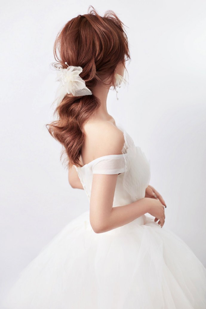 点击大图看下一张：一组甜美柔和的新娘发型图片