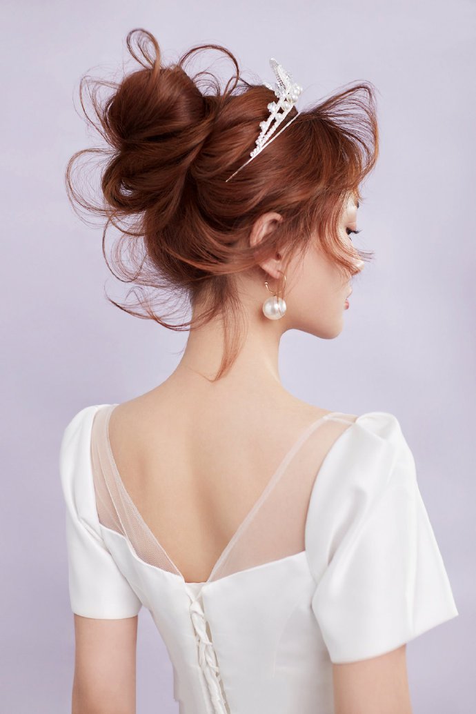 点击大图看下一张：一组甜美柔和的新娘发型图片