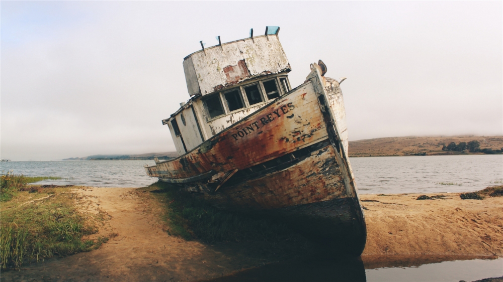点击大图看下一张：海边废弃船只摄影高清图片