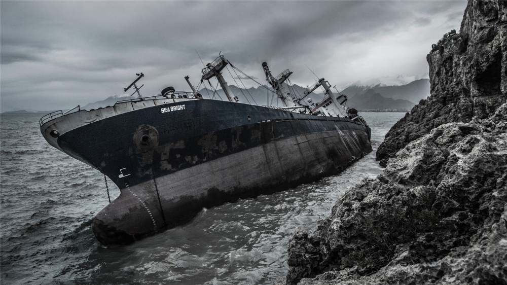 点击大图看下一张：海边废弃船只摄影高清图片