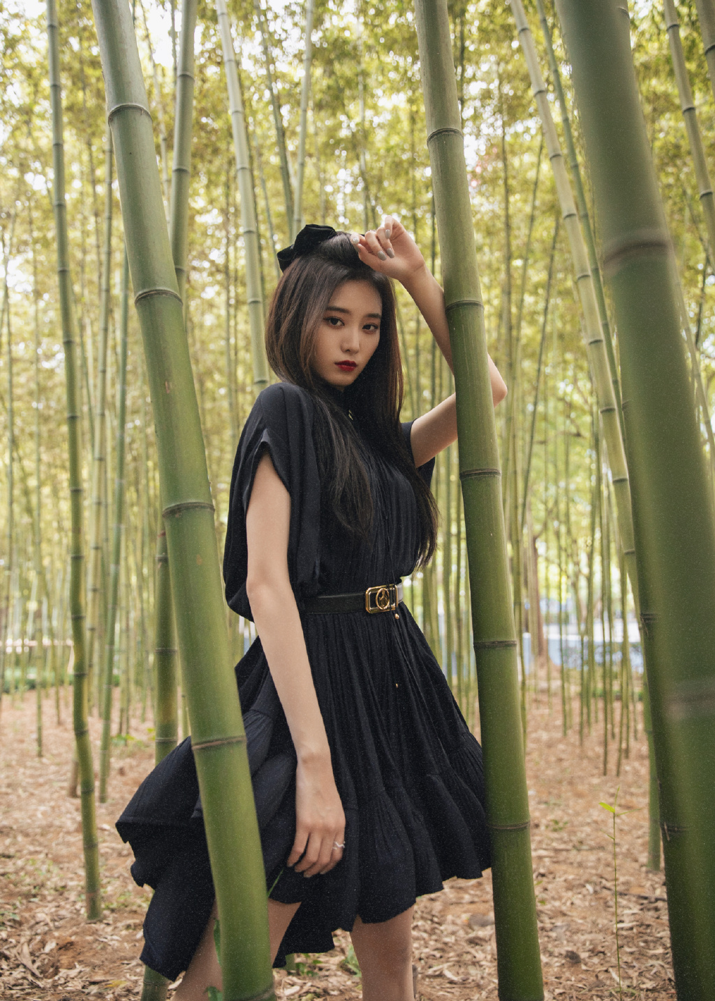 点击大图看下一张：徐艺洋竹林黑裙甜酷性感写真图片