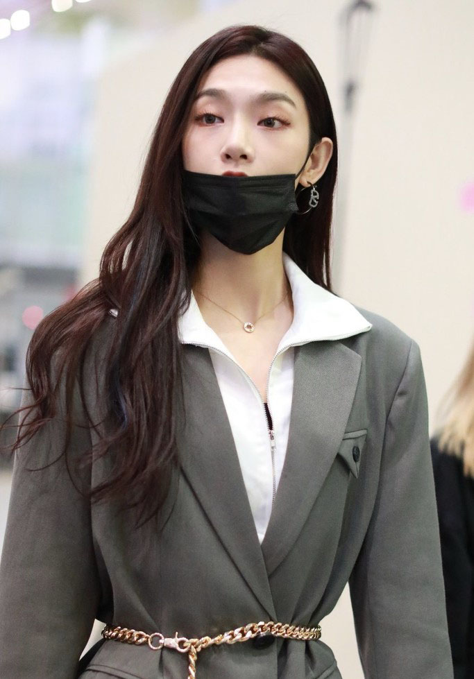 点击大图看下一张：曾可妮西装白皙美腿撩人机场照图片