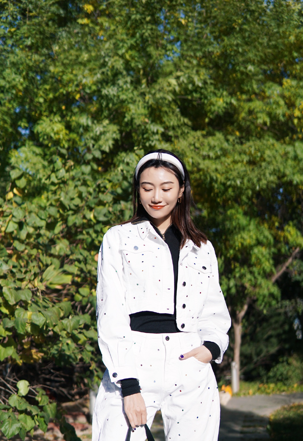 点击大图看下一张：李斯羽黑白套装秋日写真图片