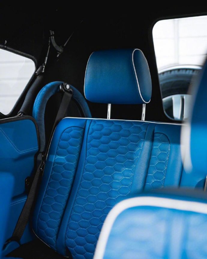 点击大图看下一张:一组帅气亮眼的蓝色奔驰图片