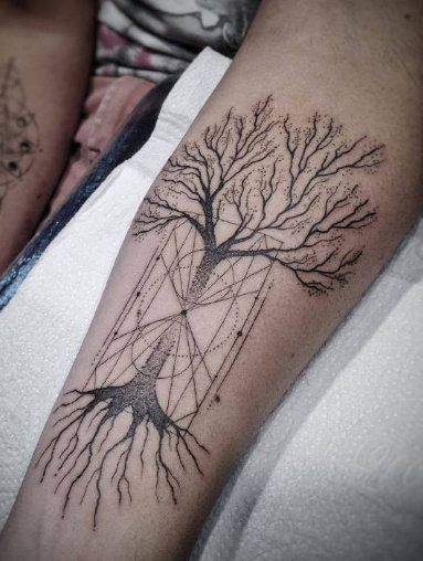 点击大图看下一张：几何风格——树图案纹身作品 ​​​​