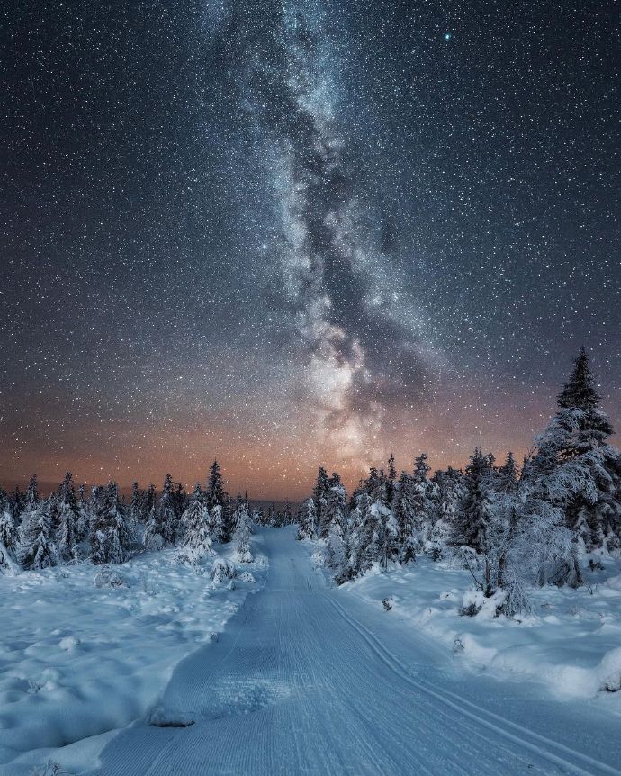 点击大图看下一张：雪夜里，听见银河的呼唤