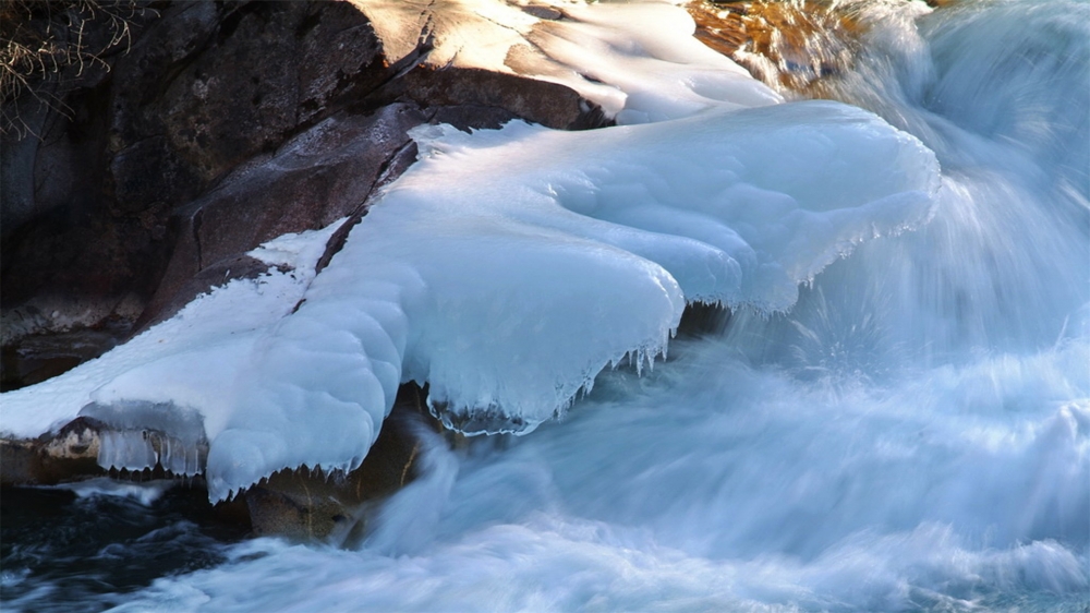 点击大图看下一张：冬日冰封河道唯美高清图片