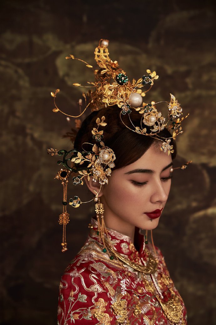 点击大图看下一张：一组雍容华丽的中式新娘造型图片