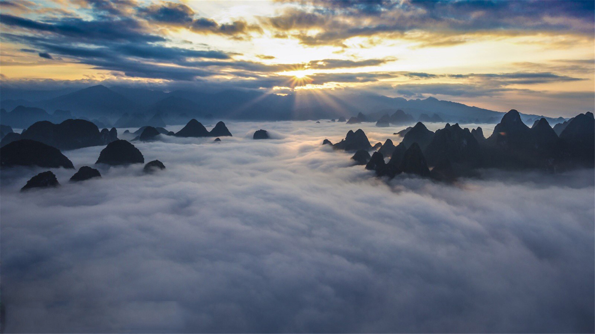 点击大图看下一张：一组唯美的漓江云海图片