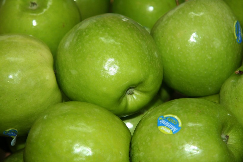 点击大图看下一张：酸甜味道的青苹果图片