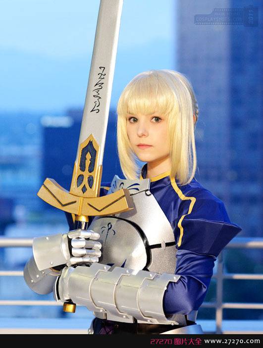 点击大图看下一张：靓丽美女变身骑士 神情惟妙COS
