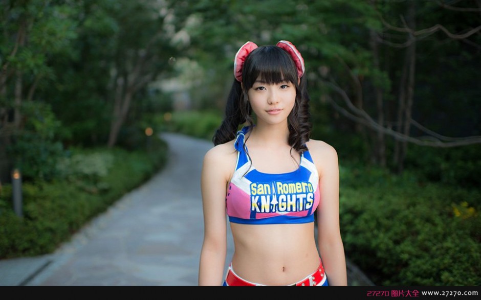 点击大图看下一张:靓丽性感PK电锯甜心美女COS