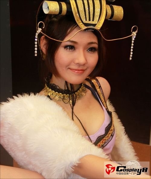 点击大图看下一张:游戏展上的cosplay美女图片赏析