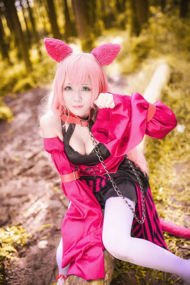 点击大图看下一张:最新cosplay美女秀身材图片