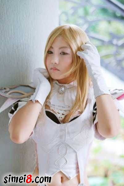 点击大图看下一张:游戏美女cos户外图片