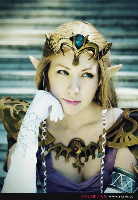 点击大图看下一张:靓丽美女尽显女皇气质COS
