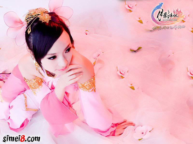 点击大图看下一张:cosplay美女月影传说游戏唯美图片