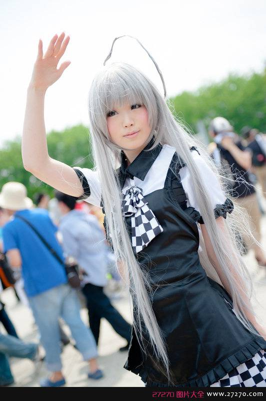 点击大图看下一张：场外动漫展靓丽甜美美女演绎性感制服COS