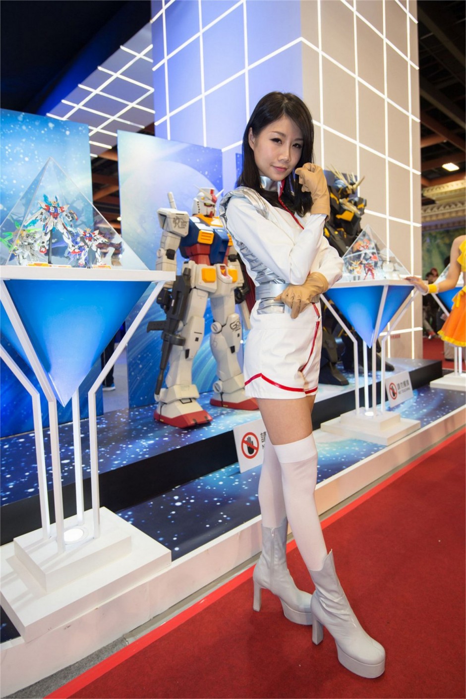 点击大图看下一张：漫展真人美女cosplay图片