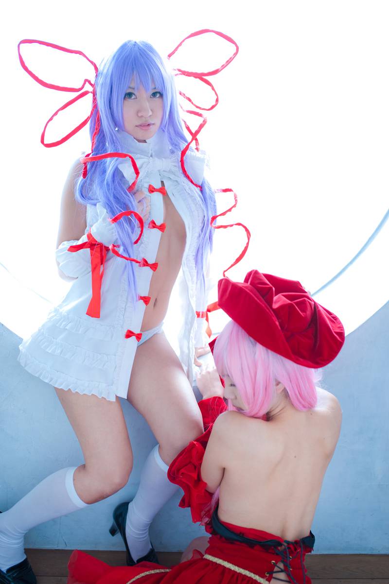 点击大图看下一张：稚嫩美女姐妹花惊艳cosplay图片