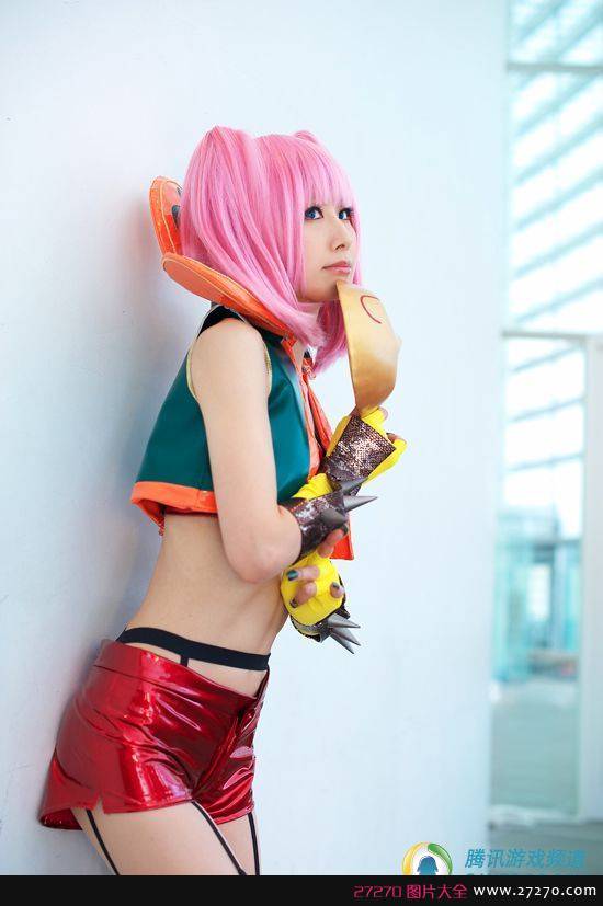 点击大图看下一张：粉嫩系类 性感美女COS