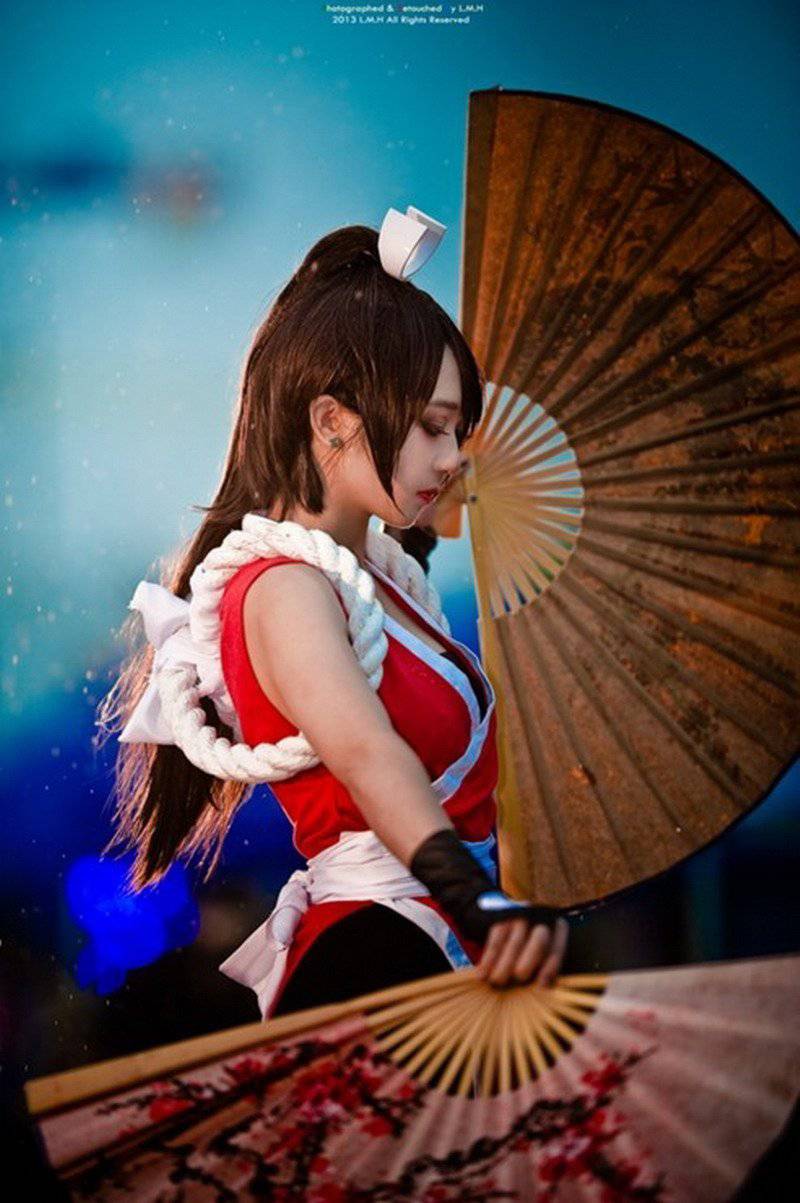 点击大图看下一张:身材火辣美女个性cosplay伊邪那美
