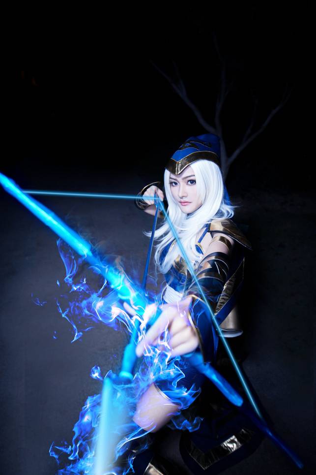 点击大图看下一张:日本动漫cosplay美女英雄联盟寒冰射手图片