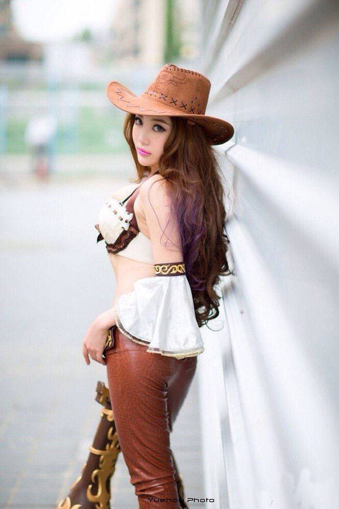 点击大图看下一张:美女赏金猎人性感cos引爆眼球