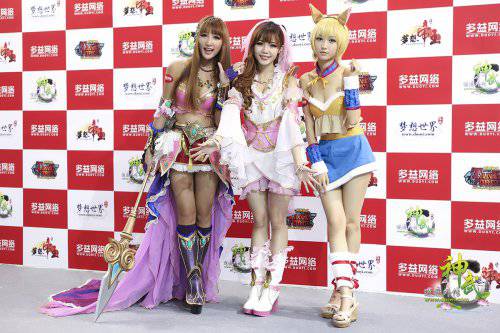 点击大图看下一张：游戏性感cos美女图片欣赏