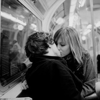 单张接吻的情侣头像 越爱吻的越深刻