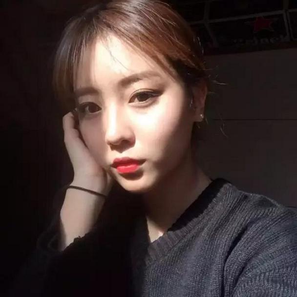 韩国时尚红唇美女微博贴吧头像图片