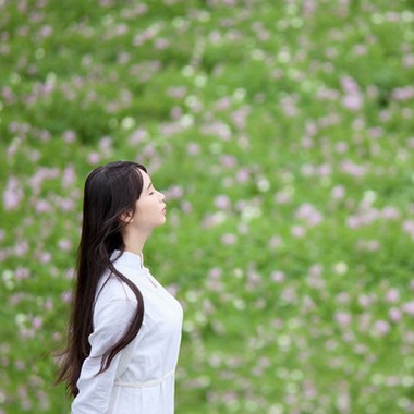 温文尔雅的微信长发女生头像图片