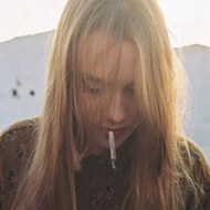 霸气的欧美女生抽烟微信头像图片