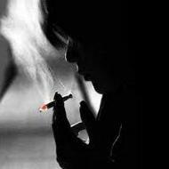 孤独寂寞的男生抽烟黑白qq头像图片