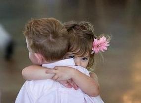 欧美小孩子亲吻和拥抱qq情侣头像图片