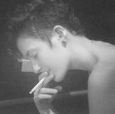 侧脸抽烟的男生qq伤感黑白头像图片