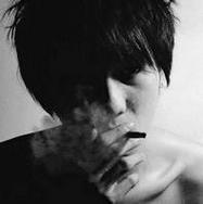 孤独寂寞的男生抽烟黑白qq头像图片