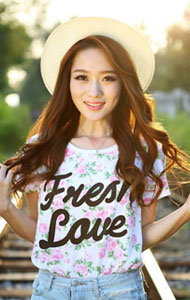 铁轨游玩的清纯姑娘 展迷人笑容