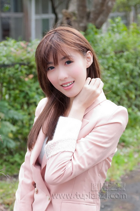点击大图看下一张:清纯萌妹子午后户外写真1