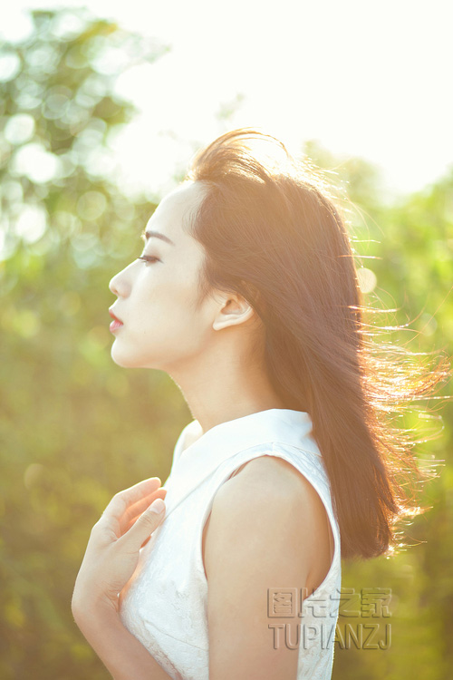 点击大图看下一张：白裙女孩海边甜美照 淡雅清新