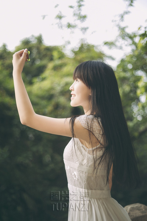 点击大图看下一张：林间纯白女孩清纯图片 表情甜美俏皮