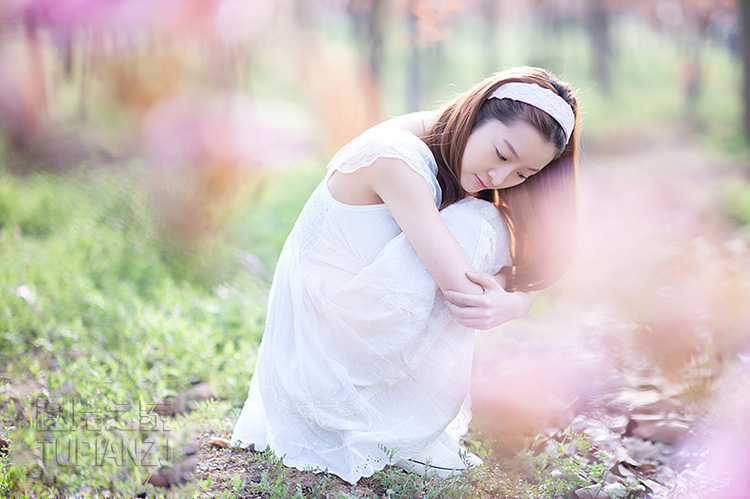 点击大图看下一张：活泼的小美人 草坪清纯照