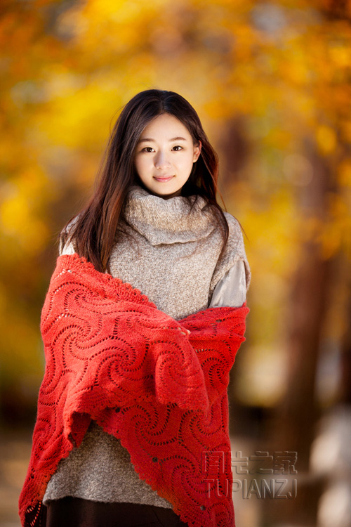 点击大图看下一张：秋日里的女孩照片 犹如一抹阳光与你共芬芳