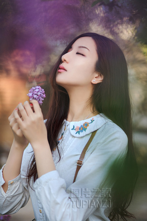 点击大图看下一张：少女幽静甜美写真 芬芳可人