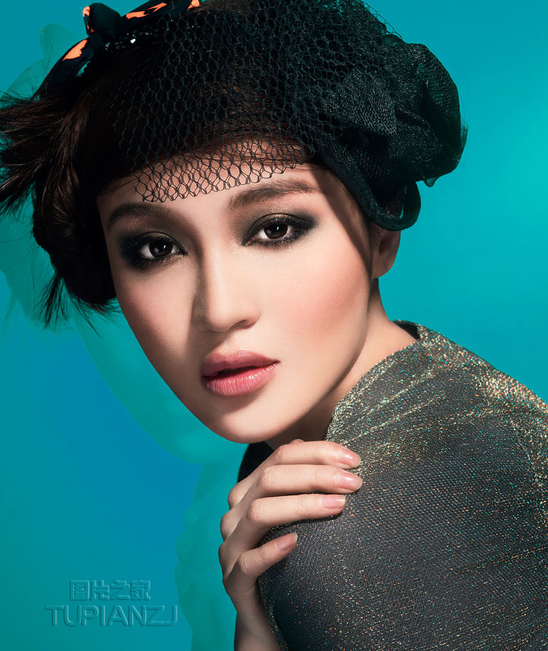 点击大图看下一张:清纯潮女写真图片 展秀丽五官