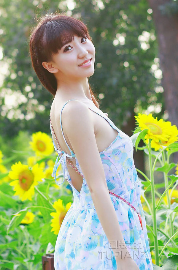 点击大图看下一张:向阳花里的清纯MM 花短裙甜美可爱