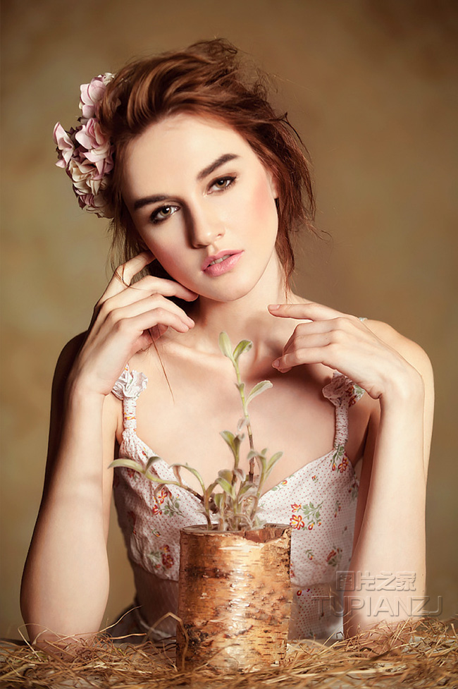 点击大图看下一张:欧美清纯甜美范儿少女 手拿花草爱心十足